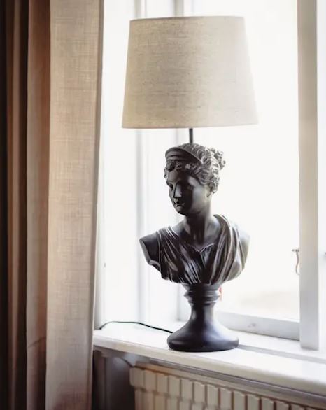 Bordlampe Buste Sort Poly Lampefod 22x16x50cm I lager: Feb 2026