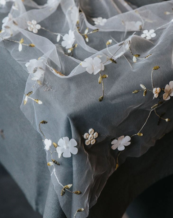 Dekoration Løber Broderede Blomster 250 cm creme